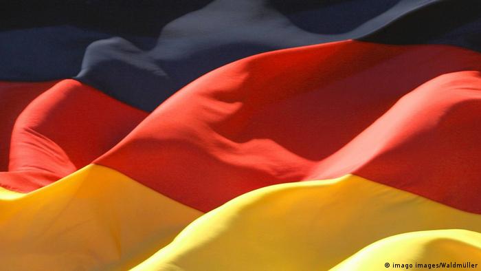 یک احتمال دیگر برای تشکیل دولت با ائتلاف احزاب سیاه (دمکرات و سوسیال مسیحی)، حزب سوسیال دمکرات (قرمز) و حزب دمکرات‌ آزاد (زرد) وجود دارد که احتمالا اندکی بیش از ۵۰ درصد آرای مجلس را در اختیار خواهد داشت. این ائتلاف به خاطر شباهت رنگ‌های نمادین احزابش به پرچم آلمان با نام ائتلاف آلمان شناخته شده است.