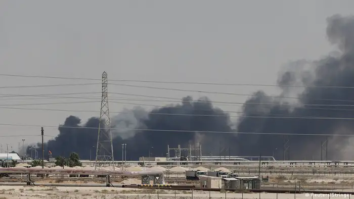 Saudi-Arabien Feuer in der Aramco-Ölaufbereitungsanlage in Abkaik (Reuters/Stringer)