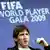 Der bescheidene Weltfußballer 2009 Lionel Messi hält die Auszeichnung bei der FIFA-Gala in Zürich in seinen Händen. Foto: AP)