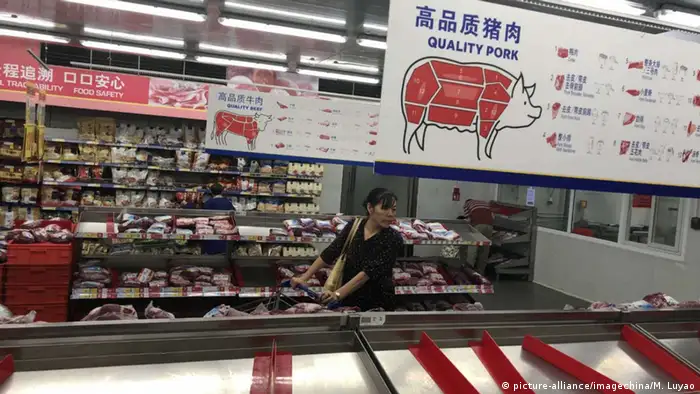 China Afrikanische Schweinepest | Supermarkt in Wuhan (picture-alliance/imagechina/M. Luyao)