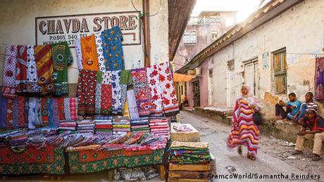  An open market selling kangas along the streets(AramcoWorld/Samantha Reinders)