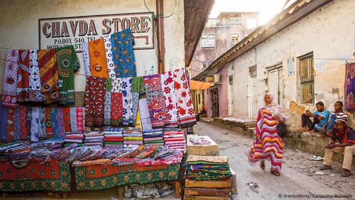  An open market selling kangas along the streets(AramcoWorld/Samantha Reinders)