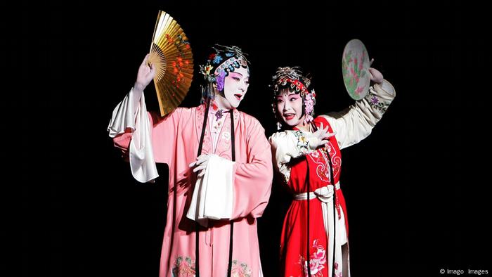 Sänger Tamasaburo Bando (li.) während der Kunqu-Oper (Imago Images)