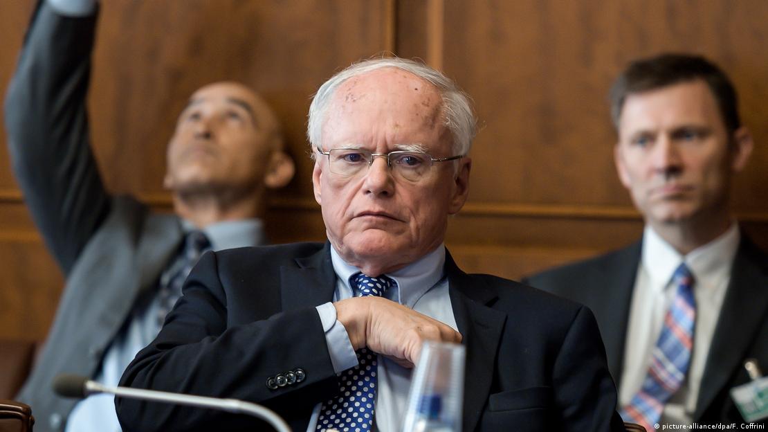 ABD'nin eski Türkiye Büyükelçisi James Jeffrey bir toplantıda otururken görünüyor, arkasında da iki kişi var 