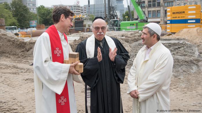 Berlin Drei Religionen unter einem Dach (picture-alliance/dpa/J. Carstensen)