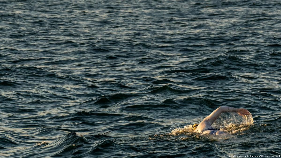 US athlete 1st to swim English Channel four times non-stop