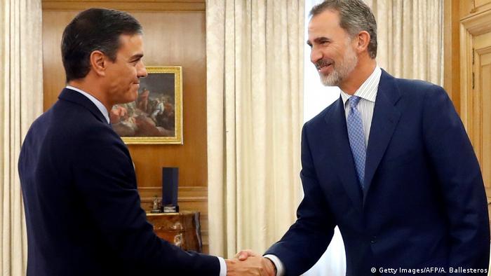Spanien Madrid | König Felipe und Premierminister Pedro Sanche (Getty Images/AFP/A. Ballesteros)