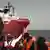 Wyłowieni z Morza Śródziemnego uchodźcy przybywają na pokład statku ratowniczego "Ocean Viking"