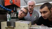 In der Metallwerkstatt des Bildungswerks der Sächsischen Wirtschaft (bsw) in Chemnitz (Sachsen) starten Rajmund Boruch aus Polen (l) und Nikolay Dimitrov aus Bulgarien (r) am 04.09.2014 mit Lehrmeister Dietmar Engst in die Ausbildung zum Zerspanungsmechaniker und Elektroniker. Insgesamt sechs junge Leute aus Bulgarien, Polen und Vietnam haben in dieser Woche ihre Berufsausbildung in den sogenannten Mangelberufen aufgenommen. Industriebetriebe finden auf absehbare Zeit nicht genügend geeigneten Berufsnachwuchs und suchen mit internationalen Partnern des Bildungswerks bsw nach Bewerbern für dringend benötigte Berufe in der Maschinenbau-, Metall- und Elektrobranche. Die jungen Ausländer absolvieren in den kommenden zwei bis drei Jahren eine duale Berufsausbildung. Neben den Grundlagen im bsw erfolgt der Teil der praktischen Ausbildung in mittelständischen Unternehmen. Foto: Hendrik Schmidt/dpa +++(c) dpa - Bildfunk+++ |