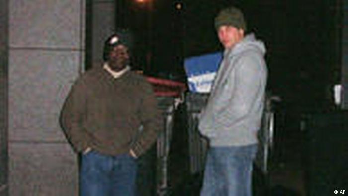 Prinz William als Obdachloser auf der Straße (AP)