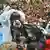 Liberyalı yetkililer yangında hayatını kaybeden bir kişinin cesedini taşıyor