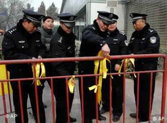 法庭外的安全人员解下对刘晓波表示声援的黄丝带