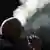 München Mann exhaliert den Rauch einer e-Zigarette