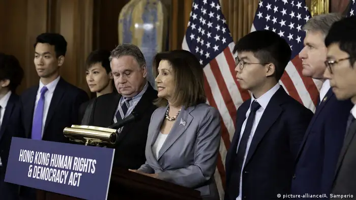 USA: Nancy Pelosi trifft Denise Ho und Joshua Wong