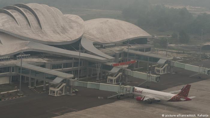 The Tjilik Riwur Airport in Cental Kalimantan closed by smog