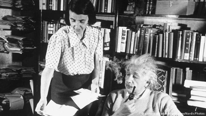 Słynny uchodźca z nazistowskich Niemiec: Albert Einstein (na zdjęciu ze swoją sekretarką w 1942 w Princeton/USA)