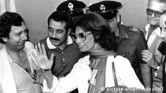 Sophia Loren umgeben von Polizeibeamten