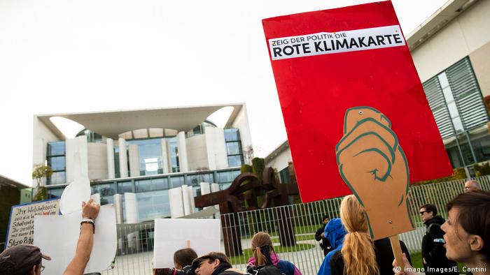 Deutschland Klimaprotest vor dem Bundeskanzleramt in Berlin