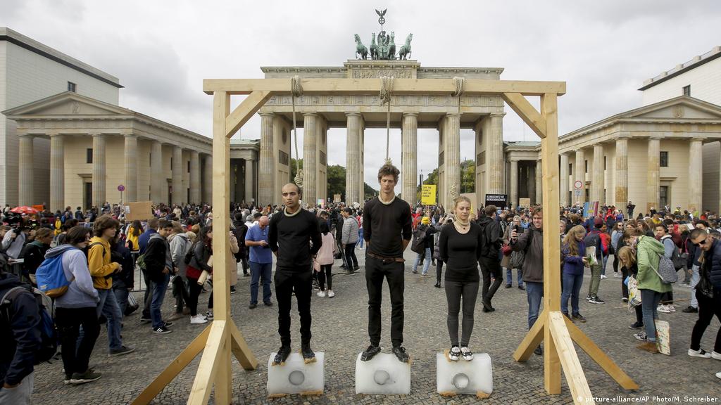 Global climate strike protest in Berlin bridges generations as adults join  in | Environment | All topics from climate change to conservation | DW |  20.09.2019