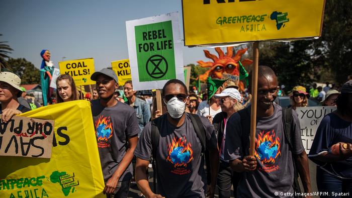 BG FFF weltweit Protestaktion in Johannesburg (Getty Images/AFP/M. Spatari)