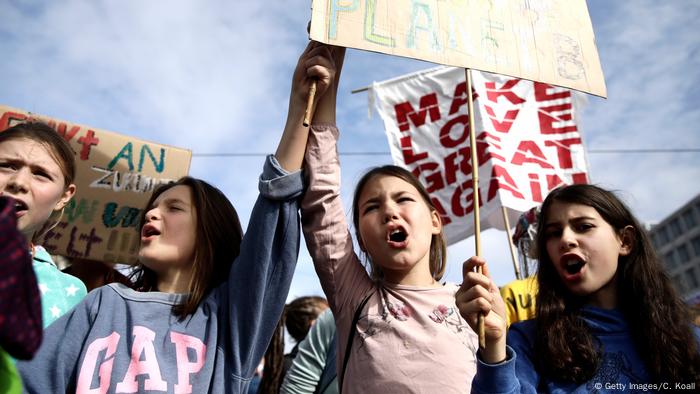 Участники движения Fridays For Future на акции в Берлине.
