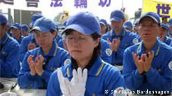 Meditierende Falun-Gong-Anhänger in Taichung. Ihre Organisation wird in der Volksrepublik verfolgt, in Taiwan können sie frei praktizieren. Eingestellt am 23.12.2009, Copyright: Klaus Bardenhagen.