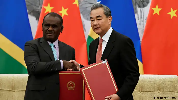 China Außenminister Wang Yi mit dem Außenminister der Salomon-Inseln Jeremiah Manele in Pekin