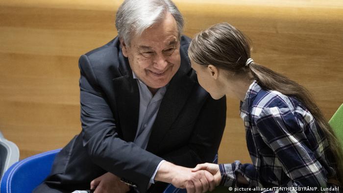 Greta Thunberg in New York shaking hands with UN chief Antonio Guterres
(picture-alliance/TT NYHETSBYRÅN/P. Lundahl )