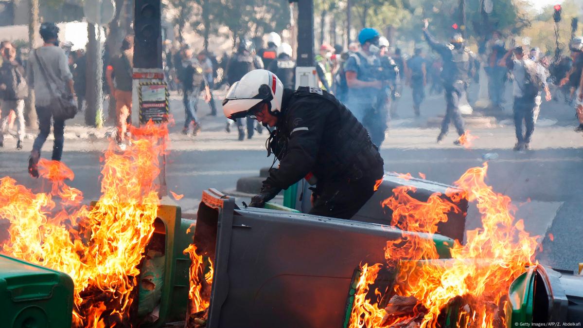 The demonstration of the Yellow Vests (Gilets Jaunes) ends with violent  clashes between police and protesters. Fires, looting and degrading took  place in several streets of the western France city of Bordeaux