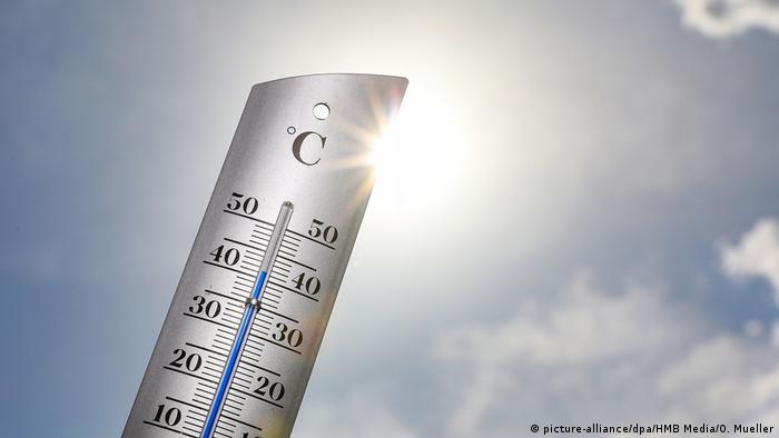 Ein Thermometer in der Sonne zeigt mehr als 40 Grad Celsius an