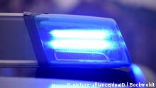 Ein Blaulicht leuchtet auf dem Dach von einem Streifenwagen der Polizei an einer Unfallstelle. | Verwendung weltweit