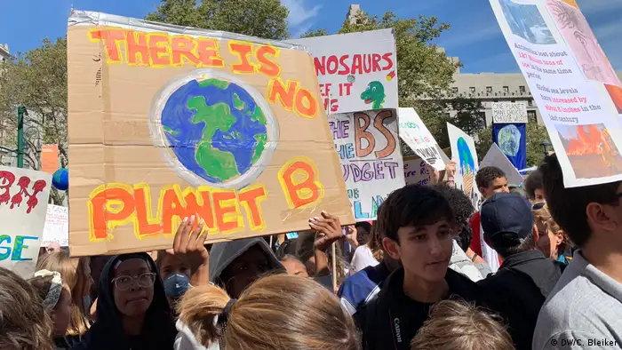 Schüler protestieren für das Klima und halten Schilder in die Höhe. Auf einem bemalten Pappschild ist zu lesen: Es gibt keinen Planeten B