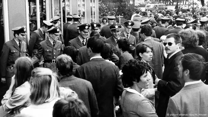 Polizei und Demonstrierende vor der Messehalle Frankfurt im Jahr 1968. (picture-alliance/dpa/H. Heuse)