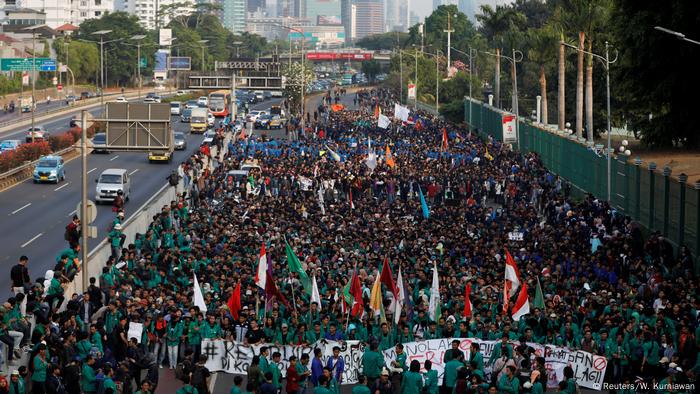 Mahasiswa Dan Buruh Gelar Demonstrasi Di Depan Istana Hari Ini Indonesia Laporan Topik Topik Yang Menjadi Berita Utama Dw 28 10 2021