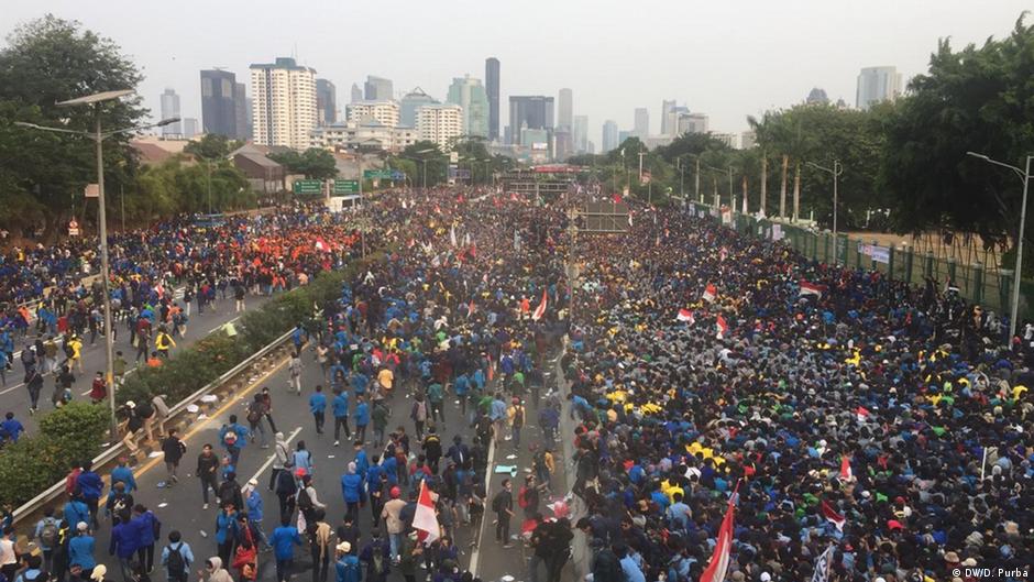 Indonesian students rally against changes to corruption law