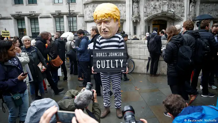 A protester stands outside the Supreme Court of the United Kingdom after the hearing on British Prime Minister Boris Johnson's decision to prorogue parliament ahead of Brexit (Reuters/H. Nicholls)