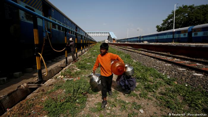 Indien Kinder fahren weite Strecken mit dem Zug, um Wasser zu holen (Reuters/F. Mascarenhas)