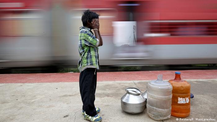 Indien Kinder fahren weite Strecken mit dem Zug, um Wasser zu holen (Reuters/F. Mascarenhas)