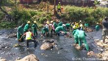 Thomas Hasel / DW
Ort: Nairobi Zeit: September 2019 Bewohner des Slums Korogocho in Nairobi versuchen in Eigenregie den Nairobi River von Müll zu säubern.