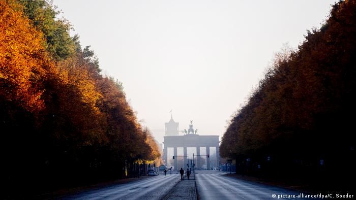 Μπορεί στο Βερολίνο να ισχύει λόγω της έξαρσης των κρουσμάτων κορωνοϊού μερικό lockdown, αλλά όχι και απαγόρευση κυκλοφορίας. Οι φθινοπωρινές αυτές μέρες ενδείκνυνται απόλυτα για να περιπλανηθεί κανείς στους δρόμους της γερμανικής πρωτεύουσας και να δει το Βερολίνο σε εντελώς διαφορετικά χρώματα. 