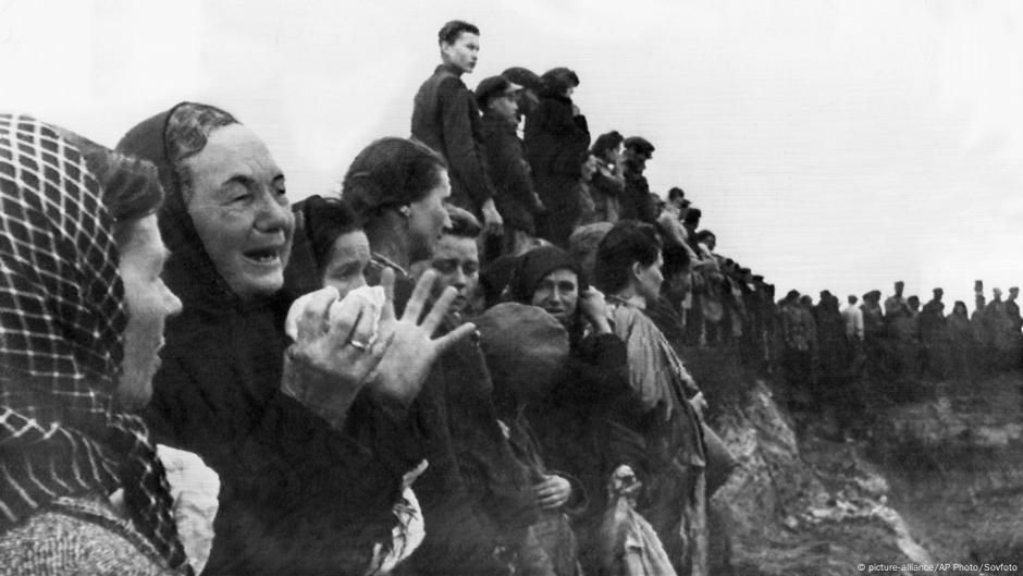 Posle oslobađanja logora - ljudi iz Lublina gledaju prizore užasa, 14. avgusta 1944.