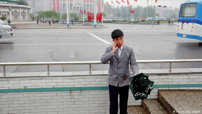 Nordkorea Mann mit Handy in Pyongyang
