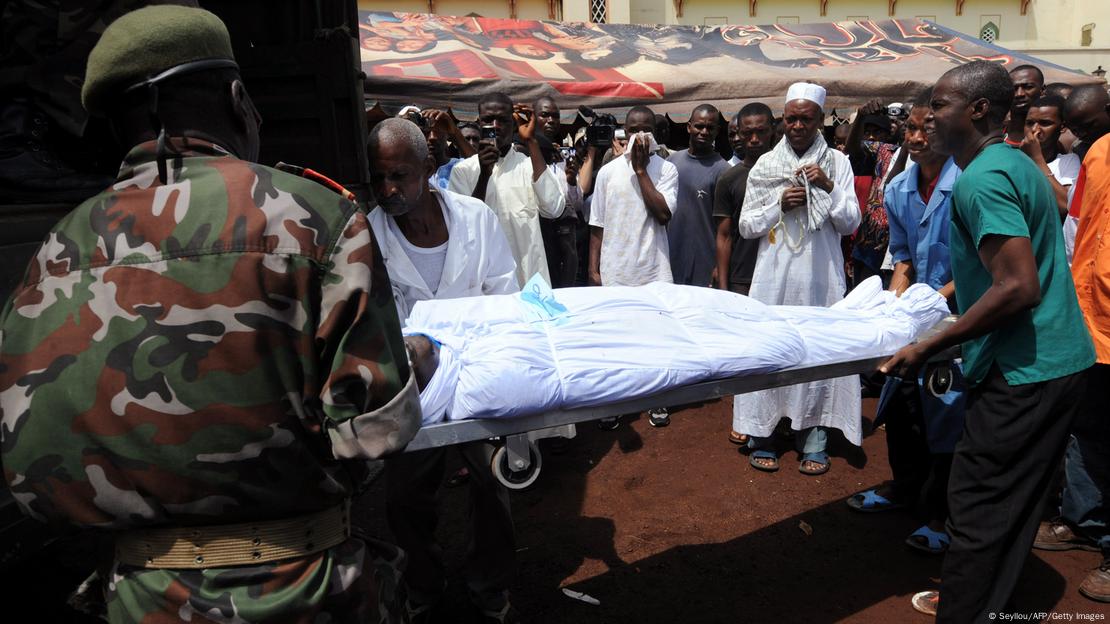 Des soldats évacuent des corps du stade de Conakry