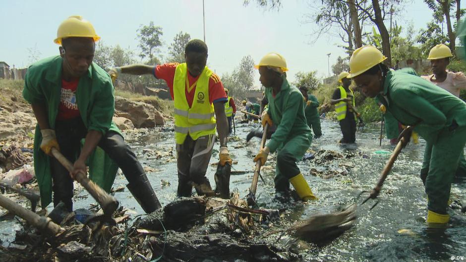 Kenya Cleaning up the Nairobi River DW 06/12/2020