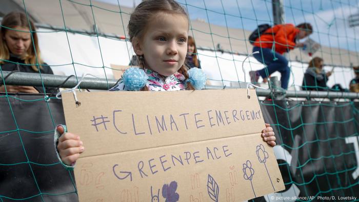 Russia Greenpeace climate protest (picture-alliance/AP, Photo/D. Lovetsky)