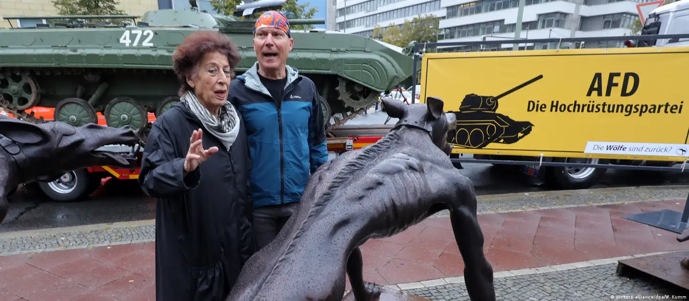 Artist protests AfD arms policy with tank, wolves