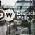 شعار دويتشه فيله (DW) على الباب الزجاجي بالمقر الرئيسي لشبكة دويتشه فيله في برلين
