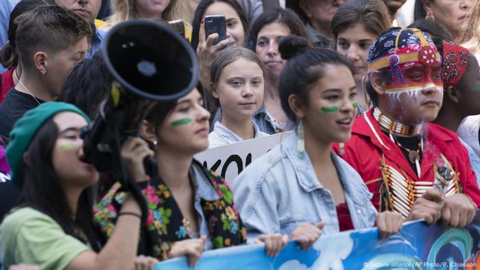 Die schwedische Klimaaktivistin Greta Thunberg mit anderen Streikenden