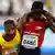 Leichtathletik-WM Doha 2019 | Guinea-Bissaus Braima Suncar Dabo hilft Arubas Jonathan Busby, das Rennen zu beenden