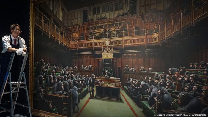 Banksy-Gemälde Devolved Parliament bei Sotheby's (picture-alliance/NurPhoto/G. Alexopoulos)